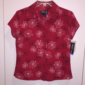 Women’s NWT petite red top.